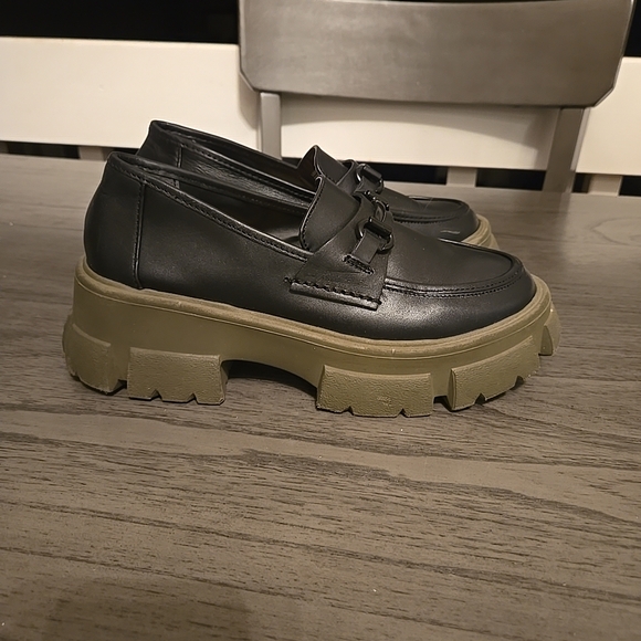 Steve Madden Black Loafers with Chunky Olive Soles - Picture 1 of 5